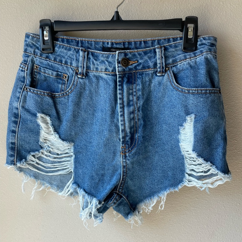 Forever 21. Size L. Ripped distressed jean shorts.